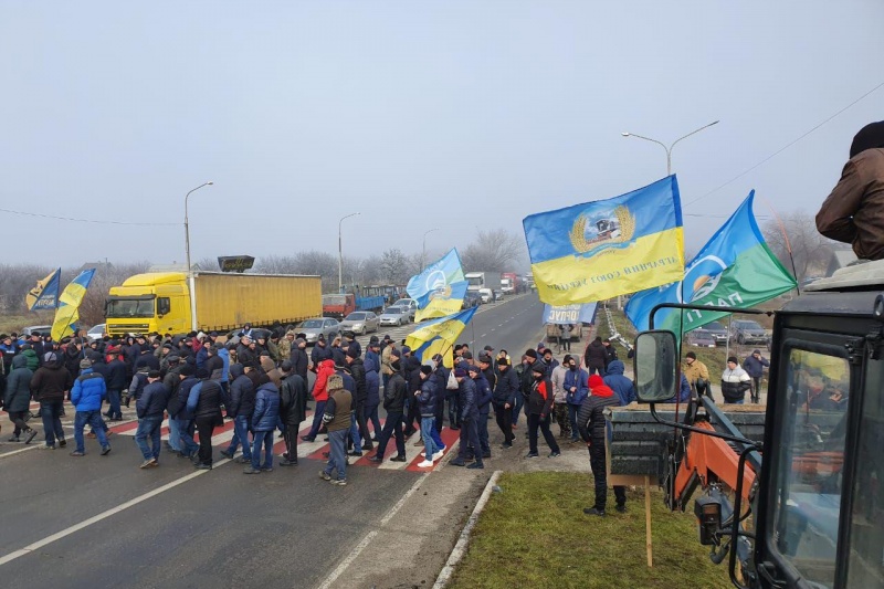 "Если нас не услышат, парализуем движение в Киеве": Протестующие против продажи земли перекрыли дорогу в Запорожской области