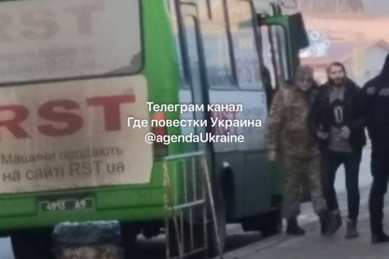 В Тернополе военкоматчики останавливают маршрутки, чтоб раздать пассажирам повестки