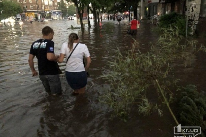 По пояс в воде: стихия утопила Кривой Рог