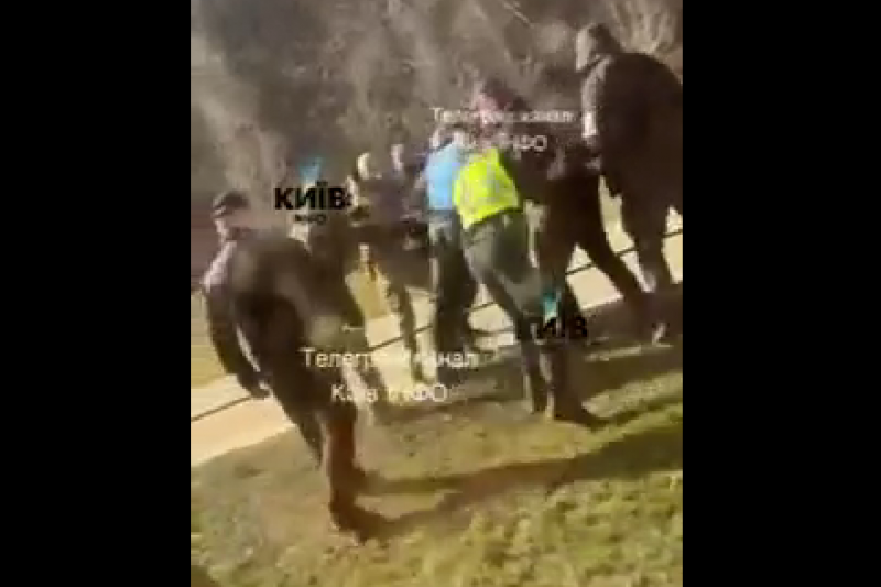 В Киеве ТЦКашники выволокли мужчину прямо из автобуса, невзирая на гнев пассажиров