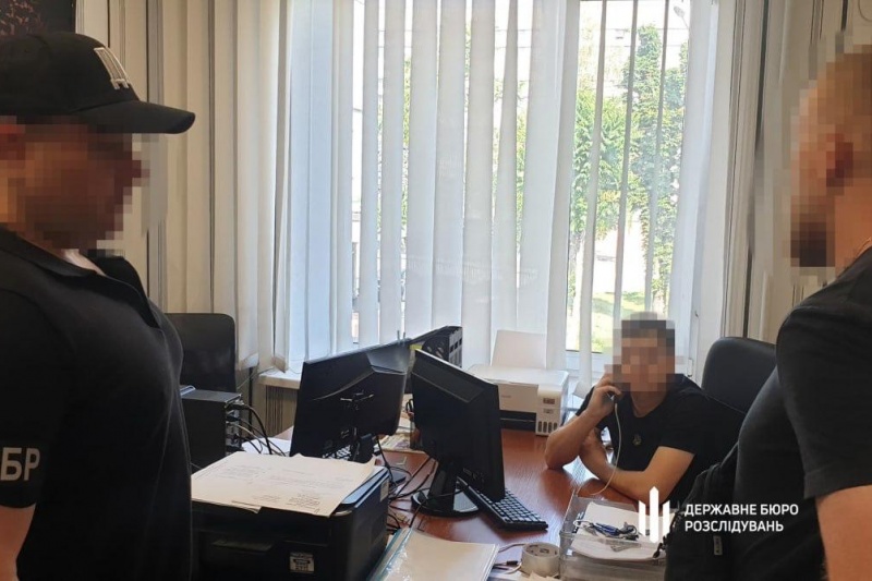 В Днепре задержали полицейских, которые за мзду удаляли данные на «ухилянтов» из базы