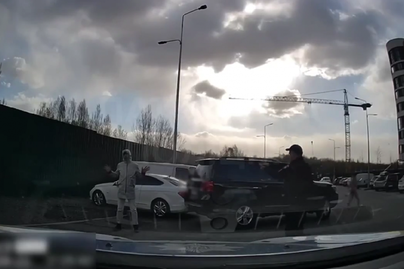 В Киеве в одном из ТЦ случилась драка двух вооружённых мужчин: нож победил пистолет