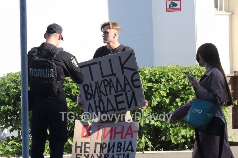 В Одессе состоялся одиночный протест, закончившийся арестом протестующего