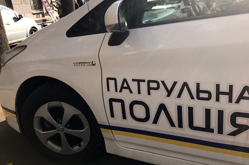 В Чернигове ТЦКашник избил девушку-полицейскую, защищая пьяного знакомого