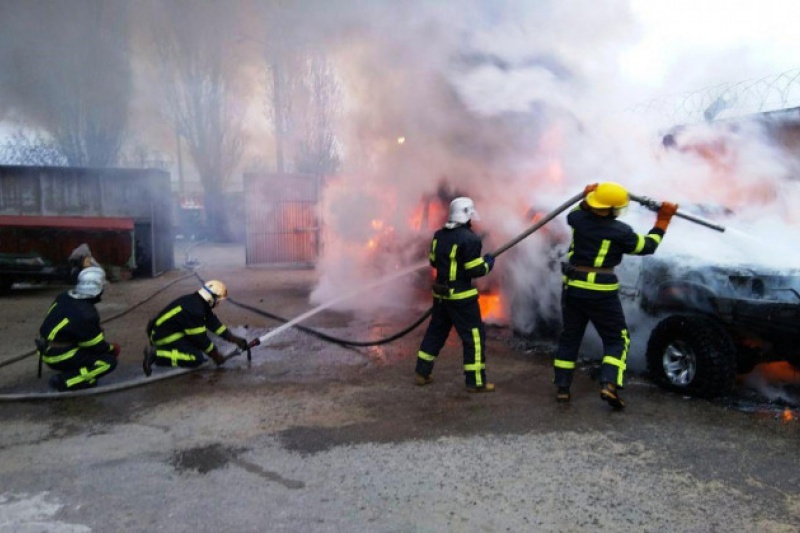 У Мелітополі вдосвіта палали мікроавтобус та позашляховик