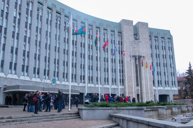 В Днепре родители пациентов детской больницы № 2 протестуют под мэрией