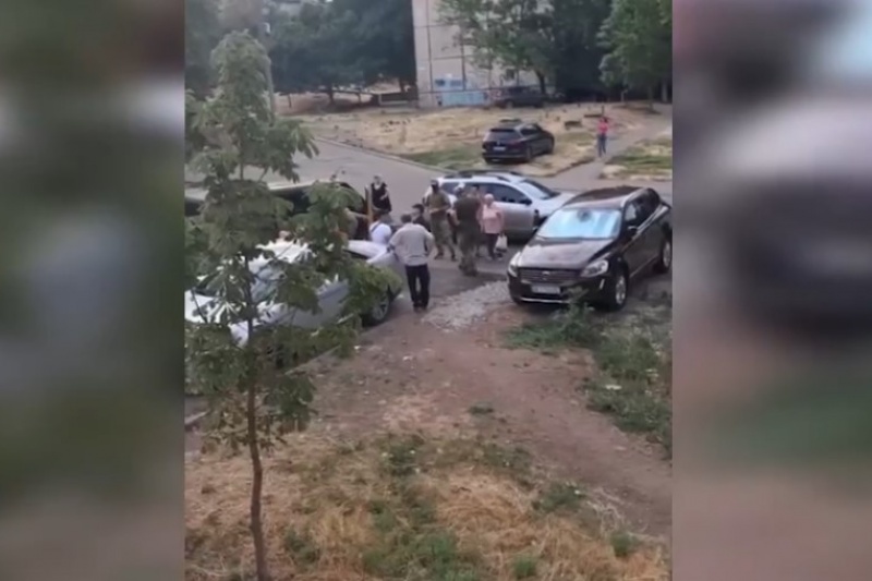 В Кривом Роге люди встали на защиту мужчины, которого собирались бусифицировать ТЦКашники