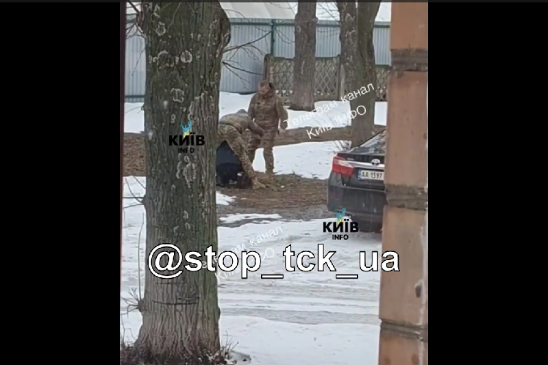 В Киеве под окнами школы № 46 ТЦКашники бусифицировали мужчину на глазах у детей