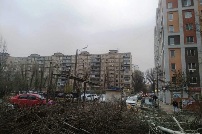 В Днепре у жителей общежития отжали двор: причем здесь гаражи «Слуги народа»