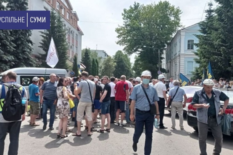 Біля Сумського апеляційного суду мітингують працівники Сумського НВО