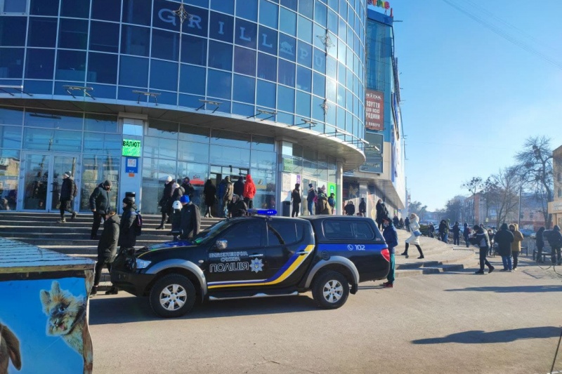 З торгівельних центрів Полтави евакуювали людей через повідомлення про замінування