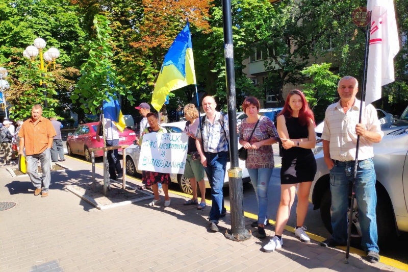 Під Офісом президента Зеленського протест: хочуть відставки одного з керівників ДФС Дніпропетровщини Пенькова