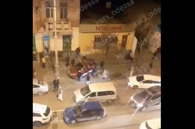 В Одессе граждане заблокировали ТЦКашный бус своими авто и спасли парня