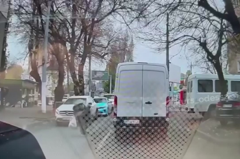 Одессит выпрыгнул из машины ТЦК, попал под встречную машину, встал и побежал дальше