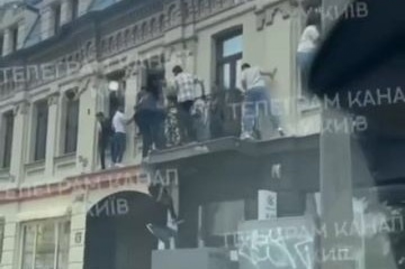 В Киеве отловленные парни сбежали из ТЦК по балконам