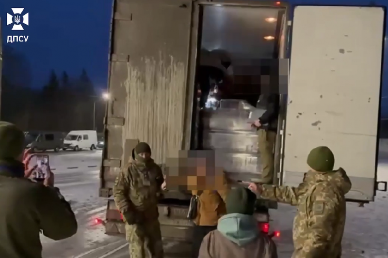 Пограничники на КПП «Мамалыга» задержали фуру с пивом, в которой спасали свои жизни 7 человек