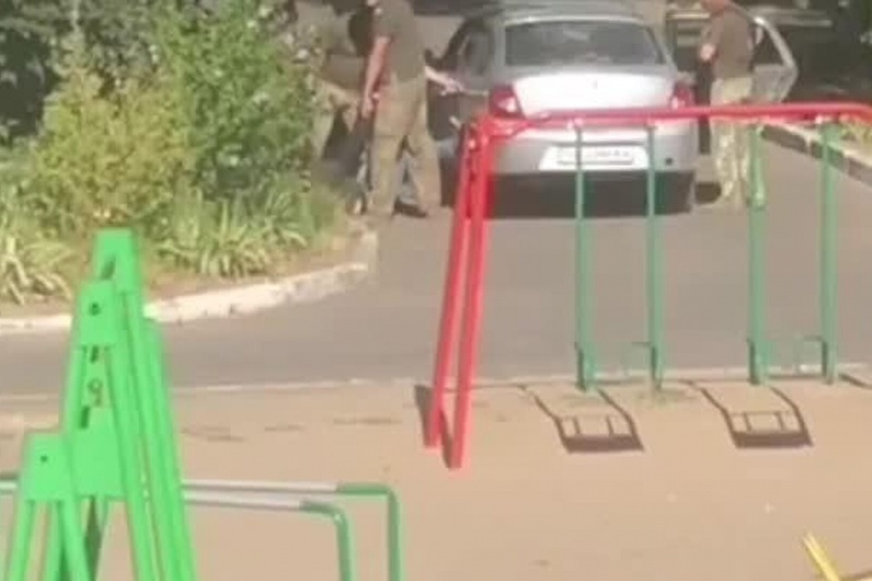 В Николаеве ТЦКашники били мужчину ногами и о дверь авто, упиваясь безнаказанностью