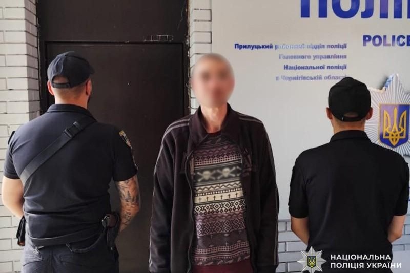 В Прилуках на Черниговщине мужчина напал с ножом на ТЦКашника и ранил его