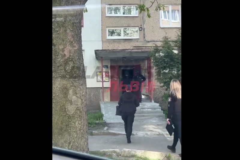 Во Львове пьяный ВСУшник открыл огонь по прохожим из окна своей квартиры