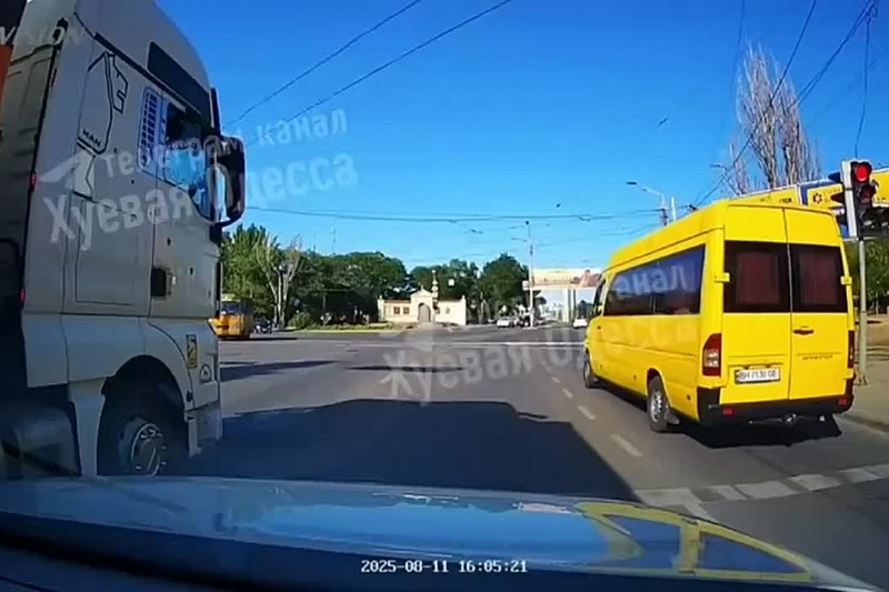 В Одессе парень на ходу выпрыгнул из буса ТЦК