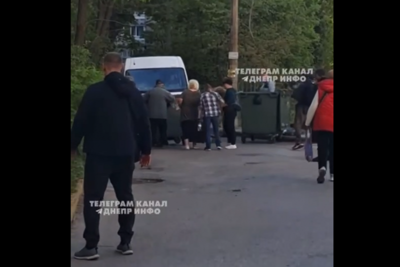 В Днепре граждане заблокировали мусорными контейнерами бусик ТЦК