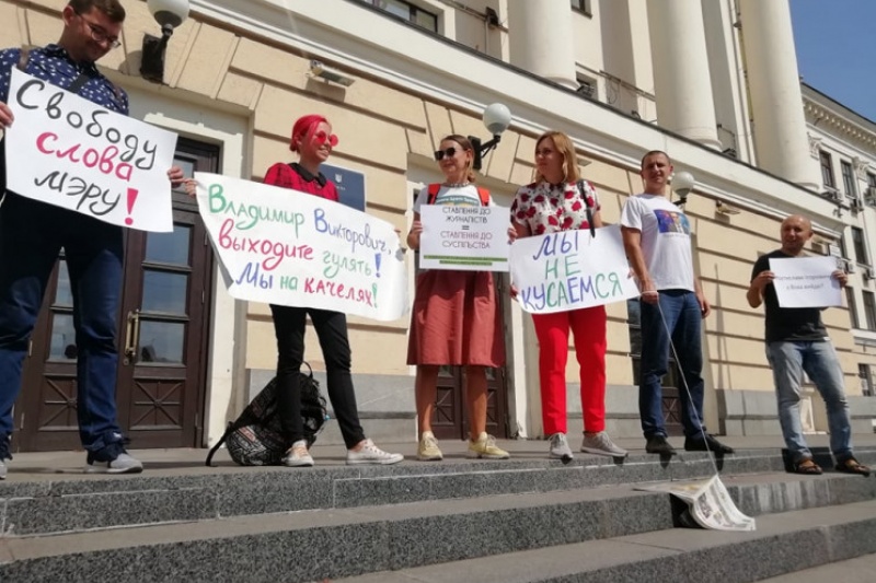 "А Вова вийде?": У Запоріжжі журналісти пікетували мерію