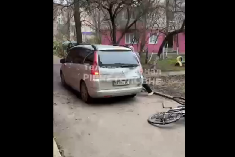 В Ровно отец выскочил на улицу босиком и спас сына из лап людоловов