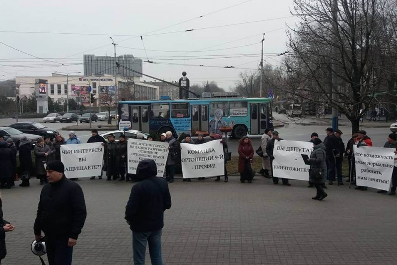 Под мэрией протестовали против закрытия отделения ортопедии