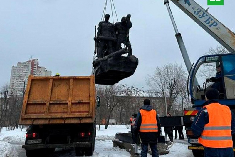 В Киеве снесли надгробие на могиле экипажа бронепоезда «Таращанец»