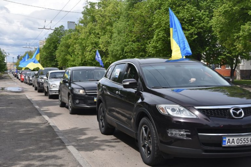 75 автівок проїхалися Сумами на честь 75-річчя Великої Перемоги