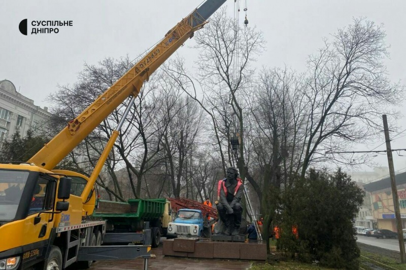 В Днепропетровске снесли памятник Максиму Горькому