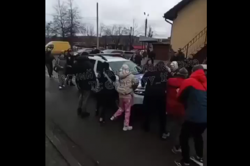 В Ивано-Франковске люди заблокировали полицейскую машину, пытаясь спасти мобилизованного