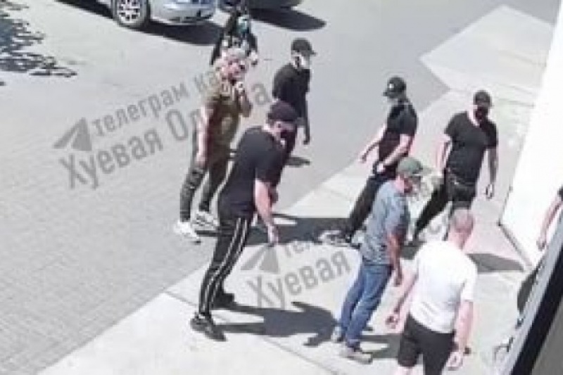 В Одессе титушки нападают на граждан, а потом к месту событий подъезжает бус ТЦК