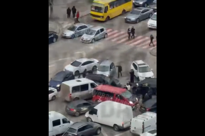 В Одессе десять машин заблокировали бус ТЦКашников на перекрёстке