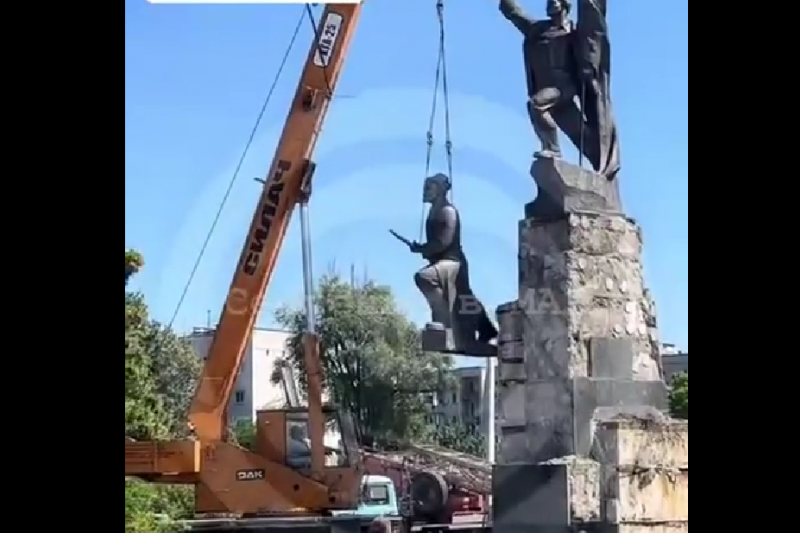 В Днепре власти снесли памятник Красным Революционерам