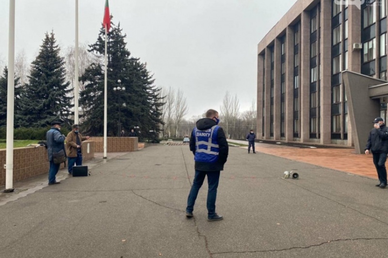 Новообраних депутатів міськради Кривого Рогу зустрічав самотній пікетувальник