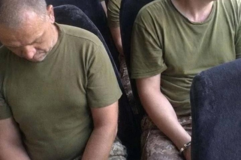 В Украине «добровольцев» доставляют на фронт в наручниках
