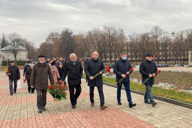 У Сумах опозиціонери вшанували пам’ять переможців і поклали квіти до Меморіалу «Вічна Слава»