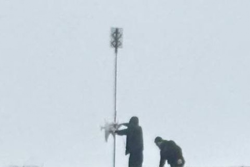 ВСУшники в Краматорске устанавливают на крышах многоэтажек антенны, усиливающие радиосигнал для дронов