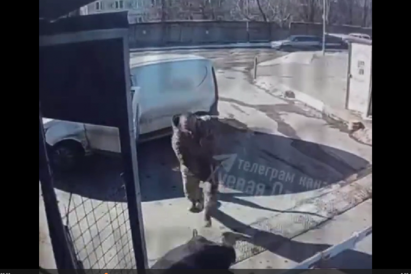 В Одессе парень, спасаясь от ТЦКашников, заскочил на охраняемую территорию, и охрана его не выдала