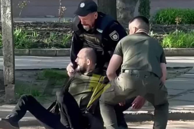 В Кривом Роге после удара по зданию ТЦК людоловы продолжают свою охоту