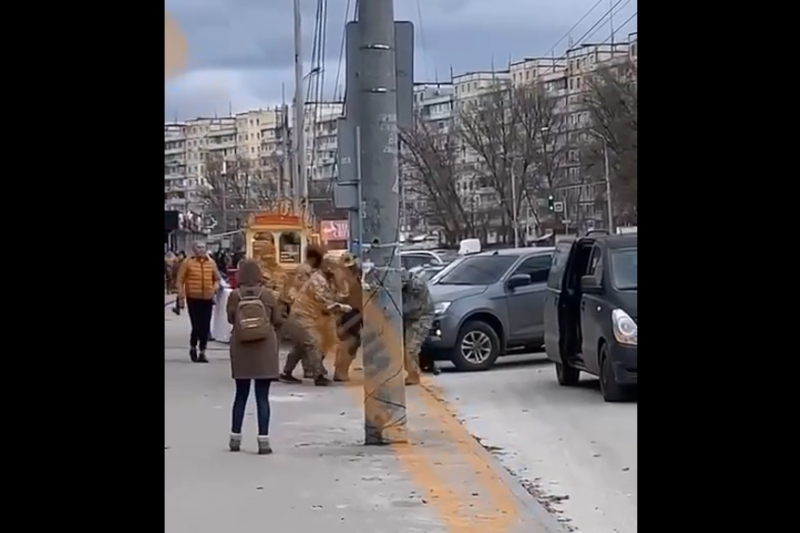 В Днепре ТЦКашники на глазах детей бусифицировали их отца