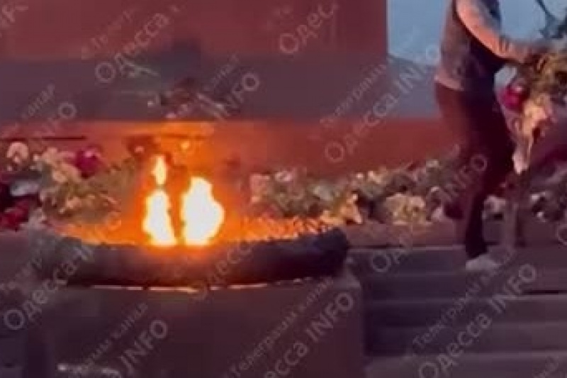 В Одессе малолетние вандалы осквернили памятник Неизвестному Матросу