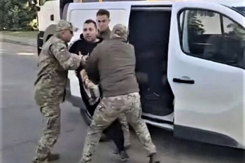 Пример насильственной мобилизации в Черкассах: ударили по лицу – и в бус