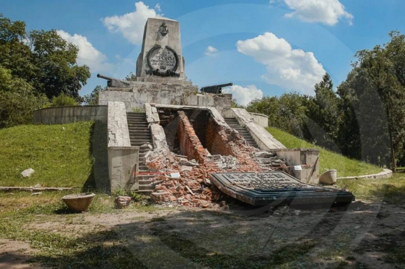 В Днепропетровске нацисты осквернили памятник, посвящённый героям Крымской войны 1853-1856 годов