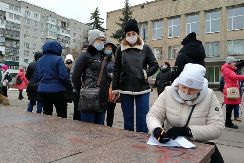 У Шостці батьки школярів мітингували проти дистанційного навчання