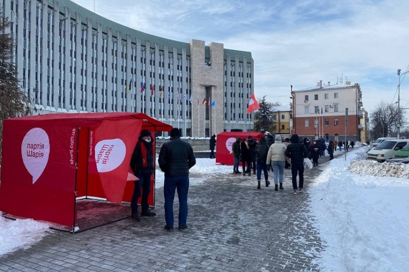 У Дніпрі прихильники Шарія встановили намети під вікнами Філатова