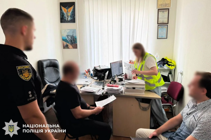 Педофил работал в Конституционном суде, а дома совращал свою 3-х летнюю дочь, но суд выпустил его под залог