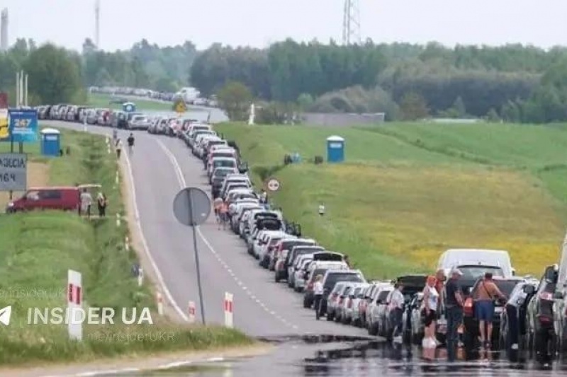 На украинско-польской границе выстроились огромные очереди машин на выезд