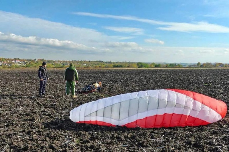 Очередной украинец сбежал из концлагеря имени Зеленского на мотопараплане